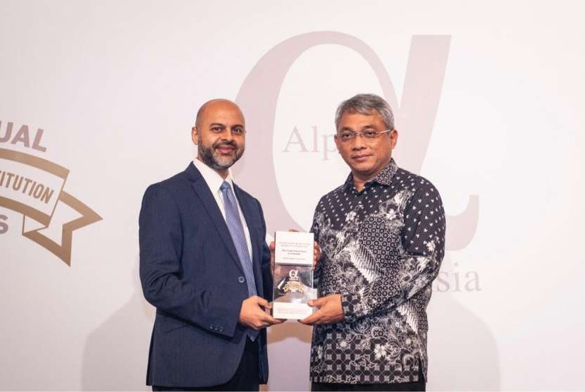 Penghargaan diserahkan CEO Alpha Southeast Asia Singapura, Shiddiq Bazarwala kepada Direktur Tresuri and Internasional BNI Rico Rizal Budidarmo di Hotel Sangri-La Singapura, Selasa (18/9).