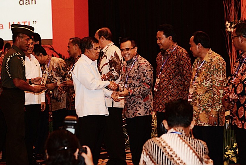 Penghargaan diserahkan oleh Wapres Jusuf Kalla kepada Bupati Banyuwangi Abdullah Azwar Anas