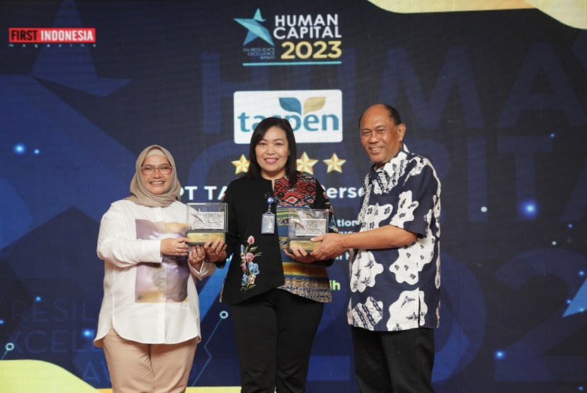 Penghargaan Human Capital on Resilience Excellence Award (HCREA) 2023 yang diselenggarakan oleh First Indonesia Magazine diserahkan langsung oleh Ketua Pelaksana HCREA 2023 Maya Julianti kepada Corporate Secretary TASPEN Mardiyani Pasaribu, Jakarta, Rabu (5/7/2023).