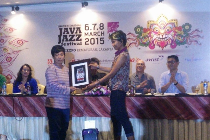 Penghargaan kepada mendiang Denny Sakrie dari Jva Jazz Festival