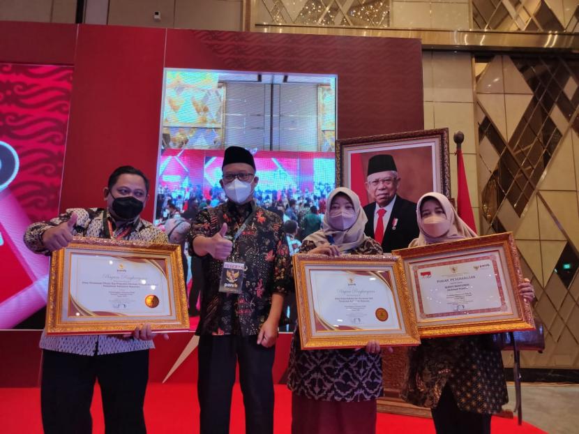 Penghargaan Pembina Pelayanan Publik dengan kategori Pelayanan Prima dari Kemenpan RB kepada Bupati Banyumas Achmad Husein..