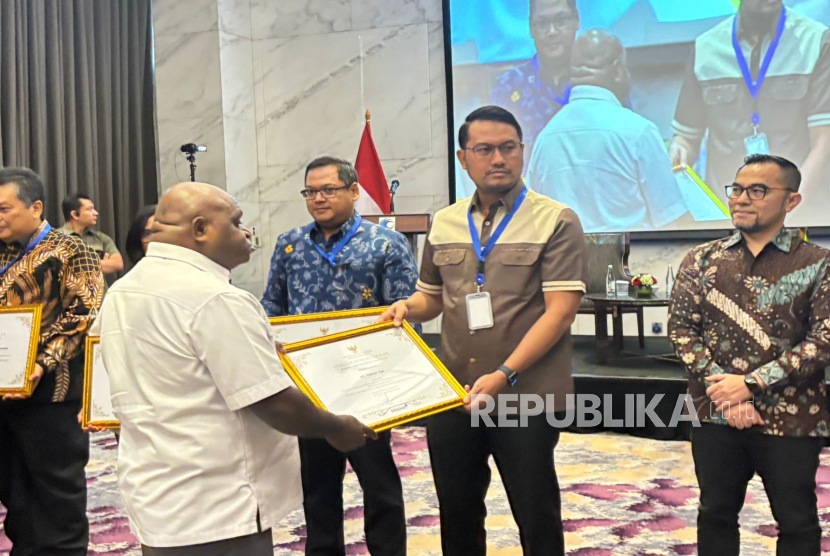 Penghargaan Penilaian Risiko Bisnis dan Hak Asasi Manusia (PRISMA) diserahkan oleh Menteri HAM Natalius Pigai kepada Direktur Sumber Daya Manusia PT Timah Tbk di Hotel Westin Jakarta, Jumat (19/9/2025).