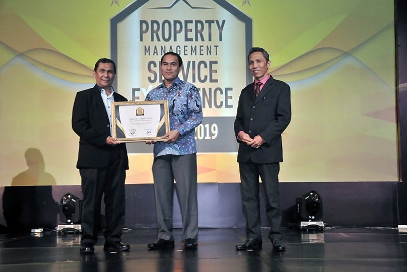 Penghargaan PMSEA 2019 diterima oleh Togu Pangihutan, General Manager Technical & Operation Jakarta Garden City.