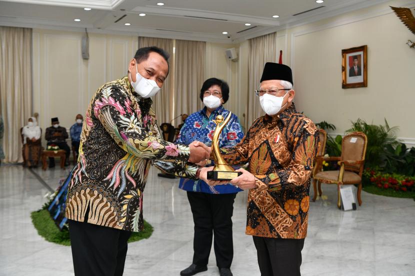 Penghargaan Proper Emas diserahkan langsung oleh Wakil Presiden RI KH Ma’ruf Amin di Istana Negara kepada Direktur Utama Pusri, Tri Wahyudi Saleh, Kamis (29/12).