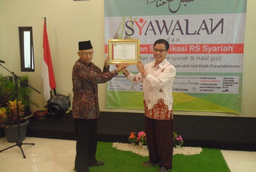 Penghargaan sertifikat syariah yang diterima RSIY PDHI.