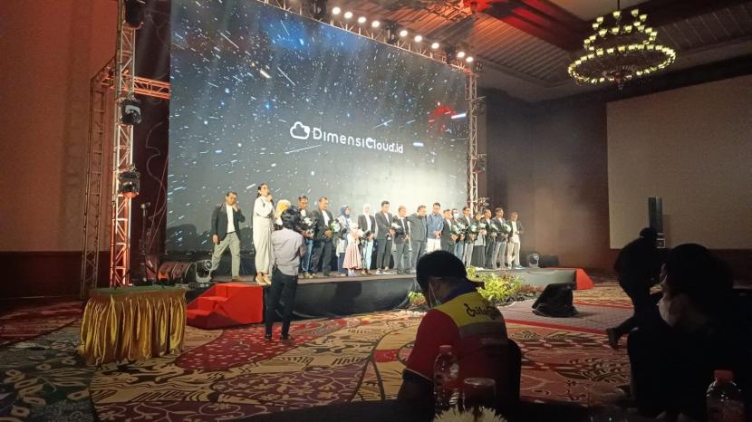 Malam penghargaan “Game Changer of The Year” di acara Grand Launching DimensiCloud.id yang bertema “Theater of Happiness”,