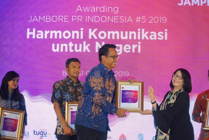 Penghargaan untuk Pupuk Indonesia diserahkan Hannie Kusuma selaku VP Communication Indonesia Indikator tersebut, diterima oleh Kepala Komunikasi Korporat PT Pupuk Indonesia (Persero) Wijaya Laksana di Bali, Kamis (31/10). 