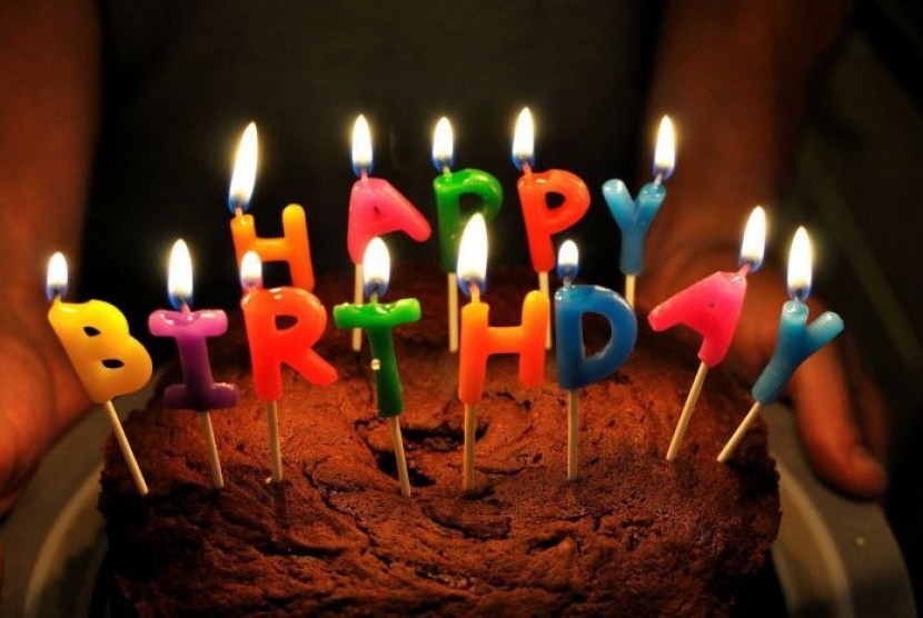 Kue ulang tahun. Peneliti menemukan bahwa menghadiri peringatan hari ulang tahun di sebuah rumah tangga dikaitkan dengan tingkat diagnosis Covid-19 yang lebih tinggi.