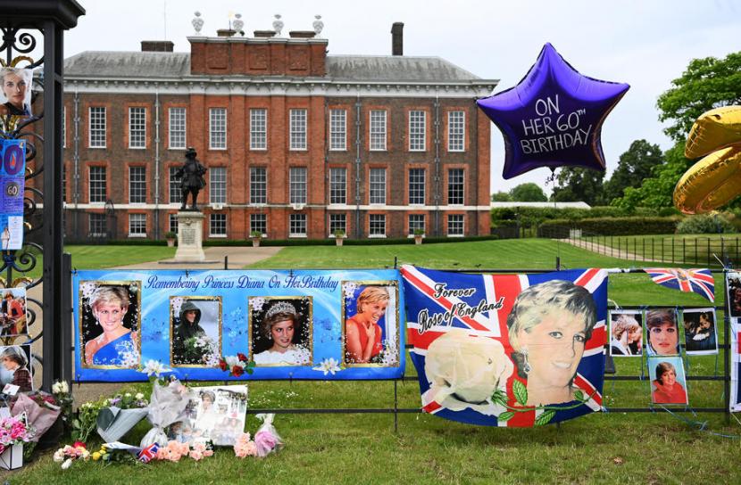 Penghormatan warga Inggris terhadap mendiang Putri Diana di luar Istana Kensington, 1 Juli 2021.