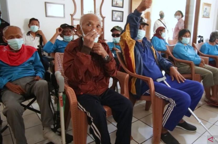 Penghuni Panti Sosial Tresna Werdha Senjarawi menunggu antrean pada pemeriksaan gratis relawan KawanJuang GP, Kamis (19/10/2023).