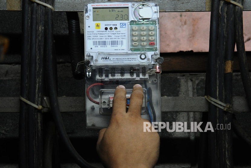 Penghuni sedang mengisi token listrik di Rumah Susun, Jakarta, Rabu (13/4).  (Republika/ Tahta Aidilla)