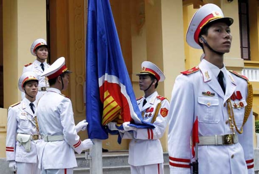 Pengibaran bendera ASEAN dalam rangka HUT ASEAN ke 45 di Kemenlu Vietnam di Hanoi, Rabu (8/8).