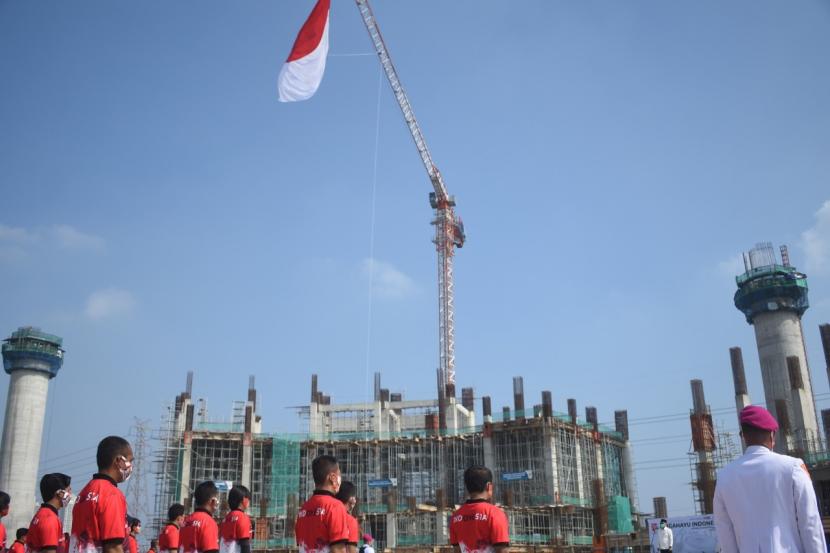 Pengibaran bendera dengan menggunakan Crane di proyek pembangunan Taman BMW, Jakarta Utara, Senin (17/8).