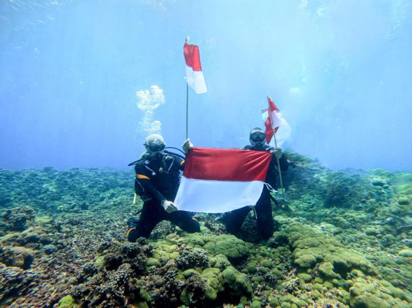Pengibaran Bendera Merah Putih dalam rangka peringatan hari ulang tahun kemerdekaan Republik Indonesia ke-77 di dasar laut Samudera Hindia, tepatnya di kawasan Gosong Laut, yang berjarak sekitar 12 mil dari Kota Padang, Sabtu (6/8/2022).