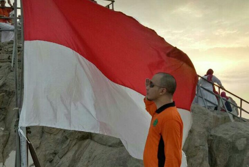 Pengibaran bendera Merah Putih di atas Jabal Nur, Makkah, Arab Saudi.
