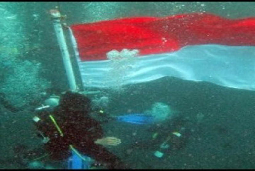 Pengibaran bendera Merah Putih di dasar laut