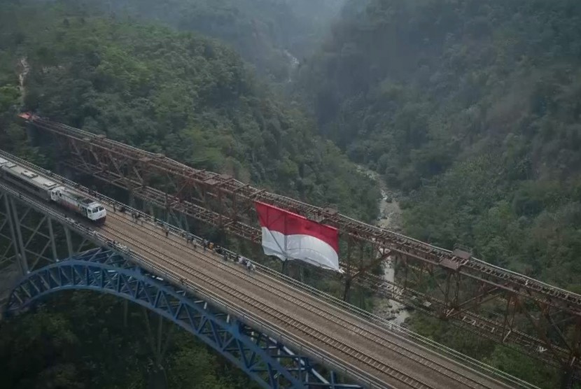 Pengibaran bendera Merah Putih di jembatan Cisomang, Purwakarta