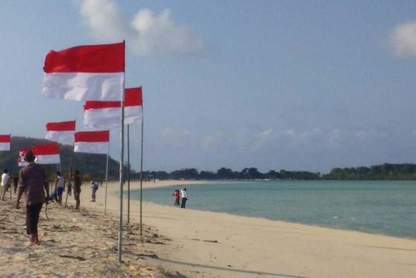 Pengibaran bendera merah putih di Pulau Noko