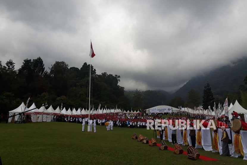 Pengibaran bendera pada pembukaan Jambore Kebangsaan dan Wirausaha di Bumi Perkemahan Mandalawangi, Cibodas, Jawa Barat, Rabu (25/10). Mendagri Tjahjo Kumolo dan tokoh nasional Akbar Tanjung hadir dalam pembukaan acara ini. 