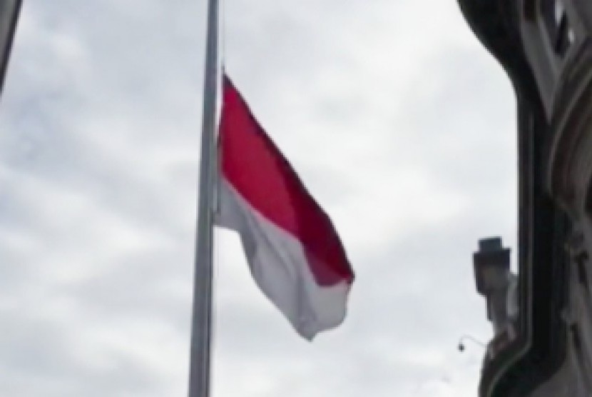 Pengibaran bendera di KBRI