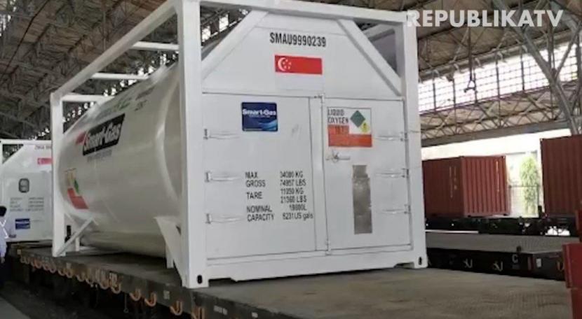 Pengiriman 80 ton oksigen bantuan ke Surabaya.