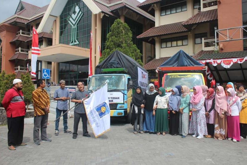 Pengiriman bantuan logistik untuk Lombok dari Universitas Islam Indonesia (UII), Jumat (10/8).  Ini menjadi keberangkatan kedua setelah beberapa hari lalu mengirim sejumlah tenaga medis.