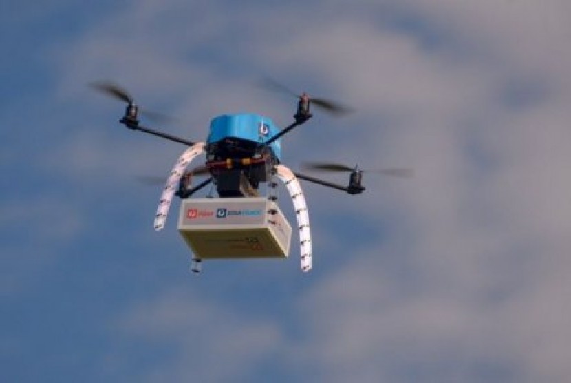 Ilustrasi drone membawa pizza 