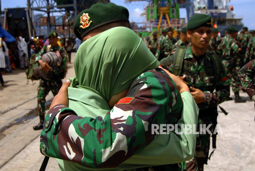 Pengiriman Pasukan TNI Pengamanan Ke Papua. Seorang prajurit TNI Angkatan Darat memeluk istrinya saat pemberangkatan pasukan Satgas ke Papua di Pelabuhan Sukarno Hatta, Makassar, Sulawesi Selatan, Ahad(3/3/2019). 