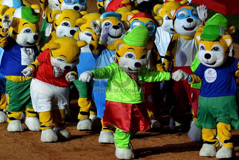   Pengisi acara memeriahkan penutupan Islamic Solidarity Games (ISG) III di Stadion Gelora Sriwijaya, Jakabaring, Palembang, Sumsel, Selasa (1/10) malam.  ( Republika/Prayogi)