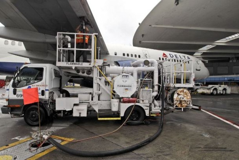 Pengisian bahan bakar pesawat terbang (ilustrasi)