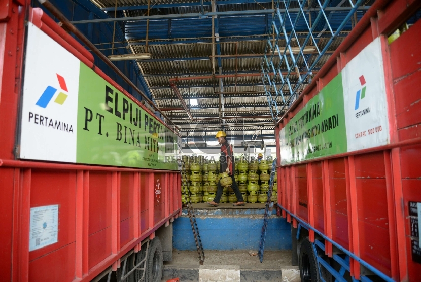 Pekerja melakukan pengisian tabung Elpiji 3 Kg di Depot LPG Tanjung Priok, Jakarta Utara, Senin (9/3).  (Republika/ Yasin Habibi)