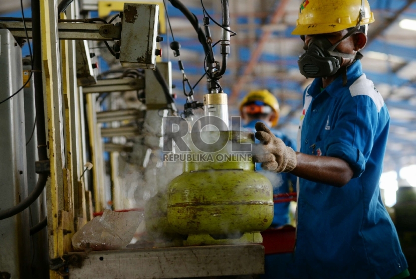 Pekerja melakukan pengisian tabung Elpiji 3 Kg di Depot LPG Tanjung Priok, Jakarta Utara, Senin (9/3).  (Republika/ Yasin Habibi)