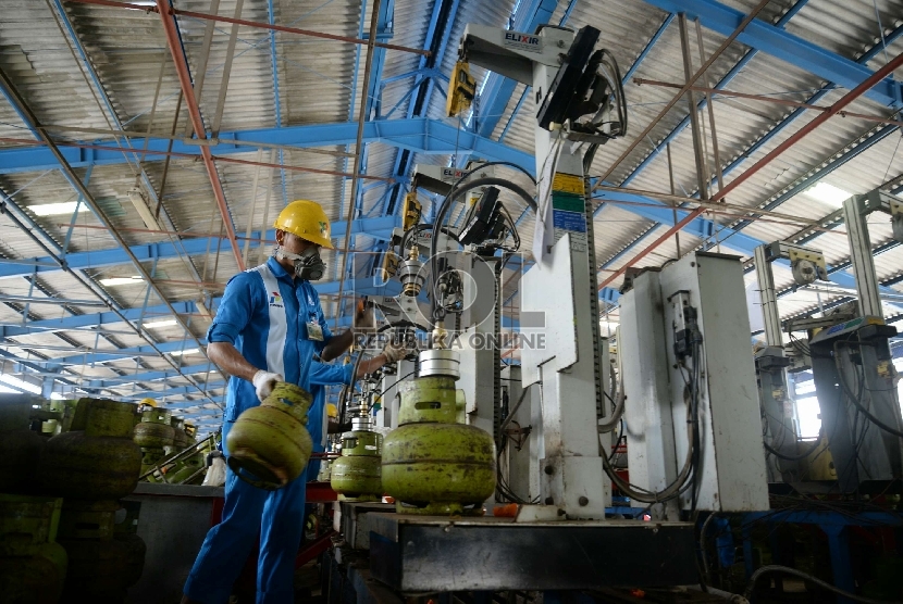 Pekerja melakukan pengisian tabung Elpiji 3 Kg di Depot LPG Tanjung Priok, Jakarta Utara, Senin (9/3).  (Republika/ Yasin Habibi)