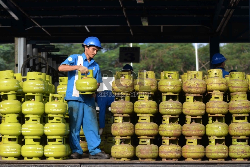 Pengisian LPG 3 Kg: Pekerja melakukan pengisian tabung Elpiji 3 Kg di SPBE Batavia Jaya Energi, Cakung, Jakarta Timur, Jumat (29/5). (Republika/ Yasin Habibi)