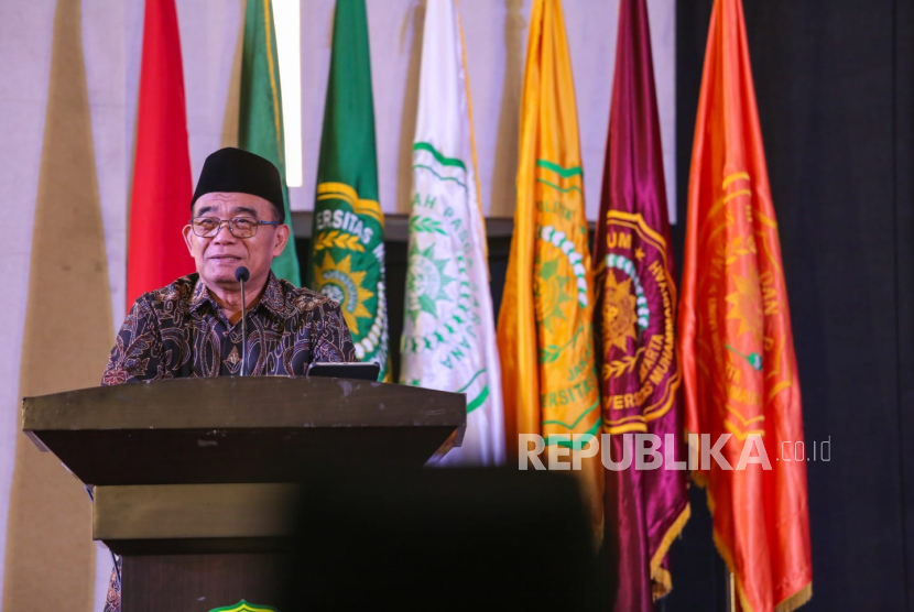 Ketua PP Muhammadiyah Muhadjir Effendy menegaskan Muhammadiyah harus menempatkan diri sebagai entitas umat terbaik. 