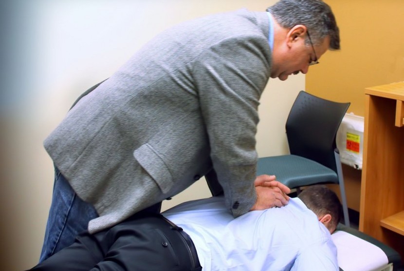 Pengobatan chiropractor tidak selalu dilakukan oleh dokter, berhati-hatilah agar tidak sampai merugikan diri.