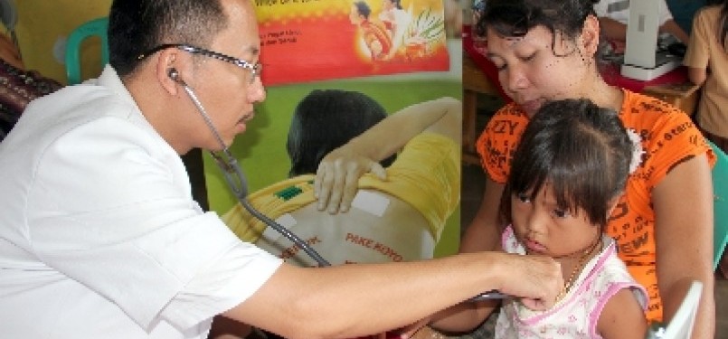 Pengobatan gratis dalam rangka memperingati Hari Bakti Dokter Indonesia. (ilustrasi)