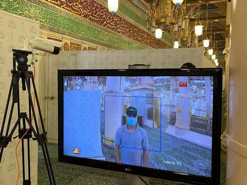 95 Pemuda Arab Saudi Bantu Pantau Jamaah Masjid Nabawi . Pengopersian kamera pemantau suhu tubuh di Masjid Nabawi.