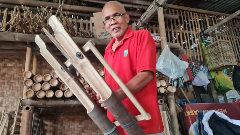 Pengrajin alat musik bambu Purbalingga. 