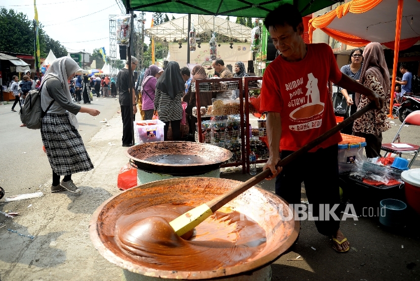 Pengrajin dodol menjajakan dagangannya saat festival Condet, Jakarta, Sabtu (29/7). 