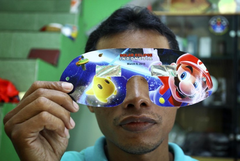 Pengrajin menunjukan kacamata dengan filter khusus yang digunakan untuk melihat fenomena gerhana matahari di Jogja Astro Club, Soropadan, Condongcatur, Depok, Sleman, DI Yogyakarta, Jumat (4/3).