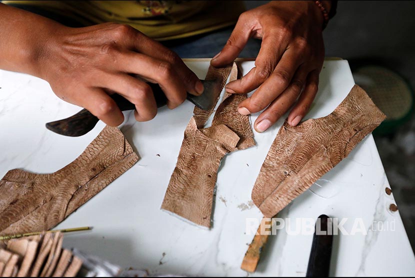 Pengrajin menyiapkan kulit ceker ayam sebagai bahan baku sepatu (ilustrasi). Pelaku UMKM di Kota Sukabumi ingin produk mereka dipromosikan selebgram.