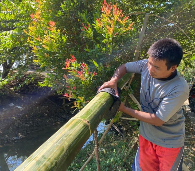 Pengrajin panjat pinang di Blok Toang, Desa Telukagung, Kecamatan/Kabupaten Indramayu, sedang membuat panjat pinang, Selasa (13/8/2024). 