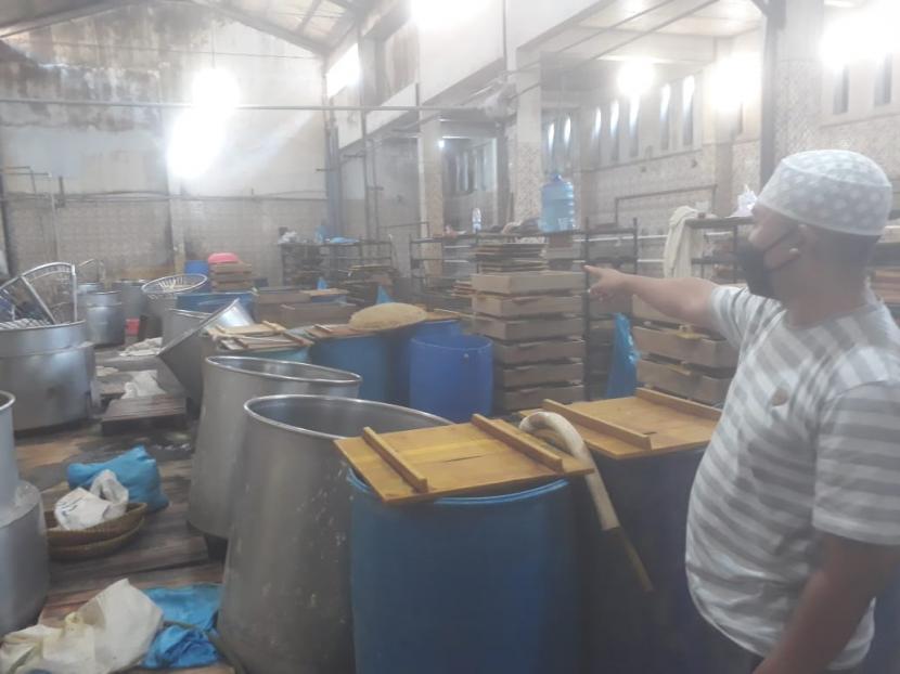 Pengrajin tahu dan tempe di sentra industri Cibuntu, Kota Bandung, Jawa Barat mogok produksi akibat harga kacang kedelai yang mahal, Jumat (28/5). Aksi mogok dilakukan sejak Jumat (28/5) hingga Ahad (30/5).