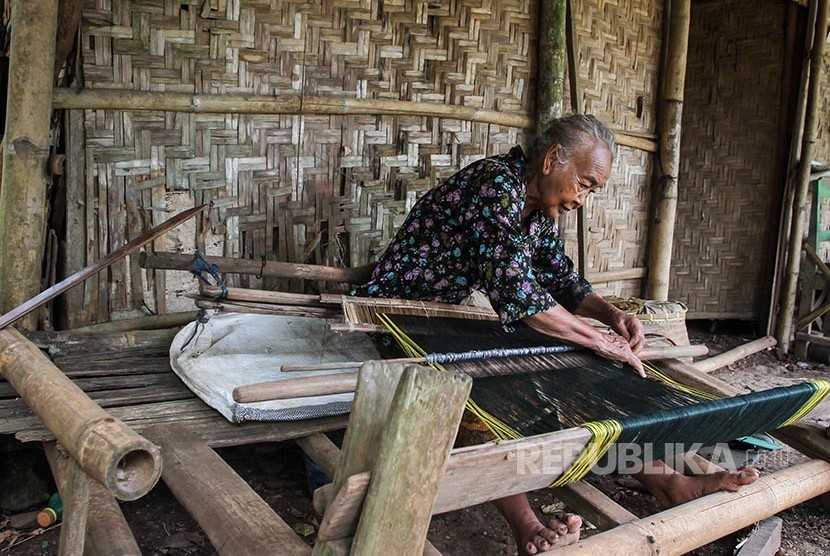 Pengrajin tenun gendong, Redjo Ginem Waluyo (90) menyelesaikan pembuatan selendang dengan peralatan tenun gendong di desa Sambirembe, Kalijambe, Sragen, Senin (6/3). Mbah Ginem merupakan satu-satunya pengrajin tenun gendong tradisional yang masih tersisa k