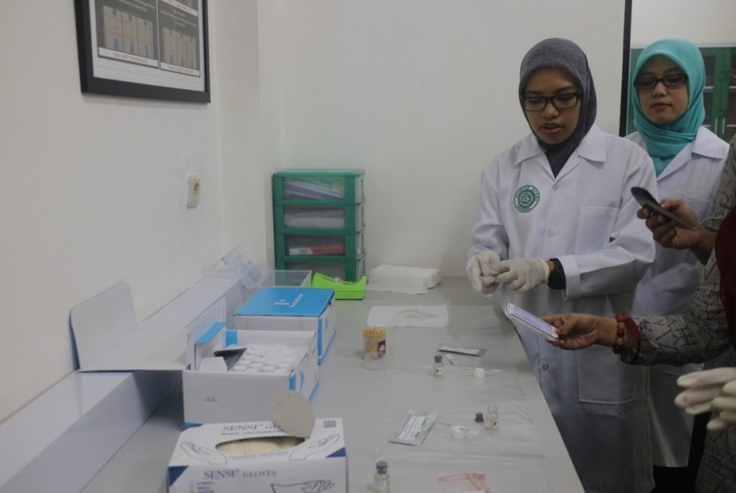 Pengujian sampel di Laboratorium Halal LPPOM-MUI Bogor (ilustrasi).
