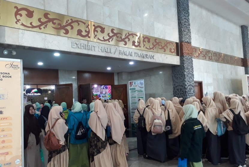 Pengujung Islamic Book Fair (IBF) 2020 di Jakarta Convention Center (JCC), Senayan, Jakarta Pusat, Jumat (28/2). Pengunjung Islamic Book Fair (IBF) 2020 sejak hari pertama mencapai 70 ribu orang.