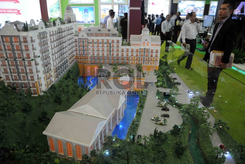 Pengujung melihat contoh hunian dalam pameran properti nasional, Real Estate Expo 2015 di Jakarta Convention Center (JCC), Senayan, Jakarta, Rabu (18/11). 