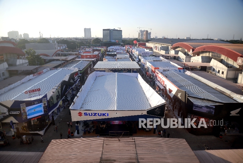 Pengunjung memadati area pameran Jakarta Fair Kemayoran 2017 di Area JIEXPO, Jakarta. 
