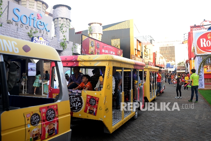 Pengujung memadati area pameran Jakarta Fair Kemayoran 2017 di Area JIEXPO, Jakarta, Kamis (8/7). Acara yang diselengarakan setiap tahun daam rangka HUT DKI Jakarta tersebut berlangsung dari 8 Juni hingga 16 Juli 2017.